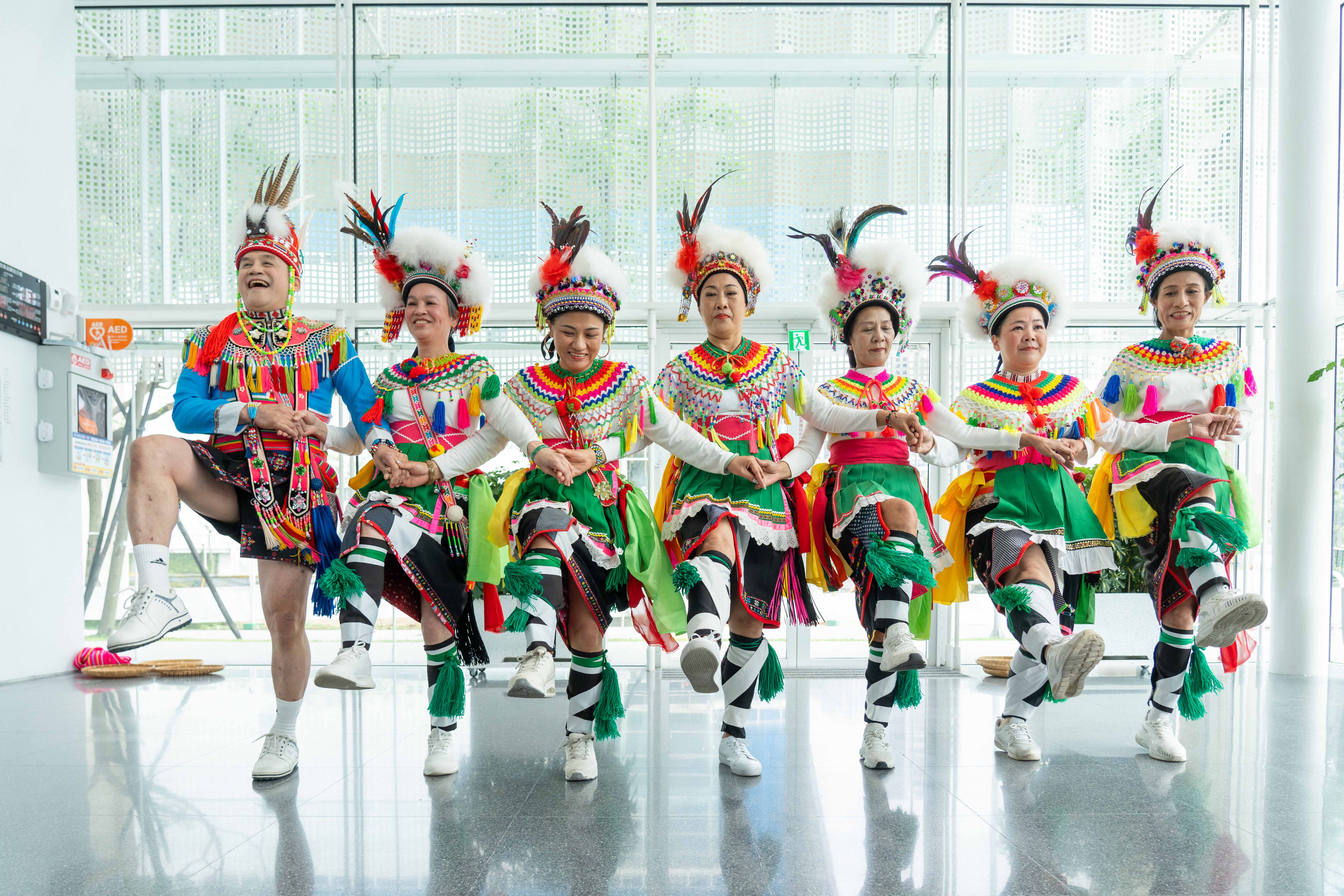 8-部落文化藝術團所帶來「祭的腳印」演出。(林家賢攝影，桃園市立美術館提供)