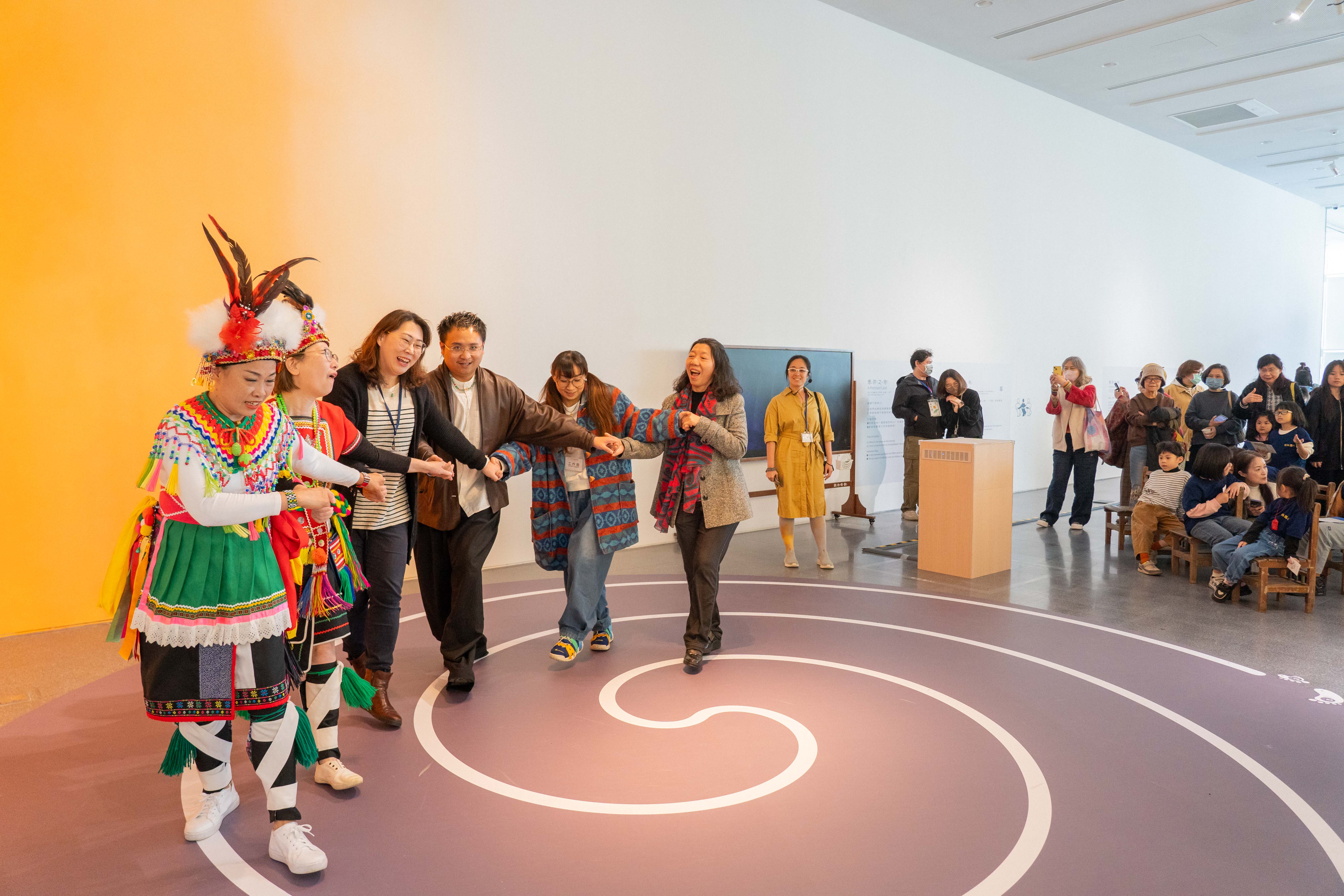 7-部落文化藝術團與現場民眾互動。(林家賢攝影，桃園市立美術館提供)