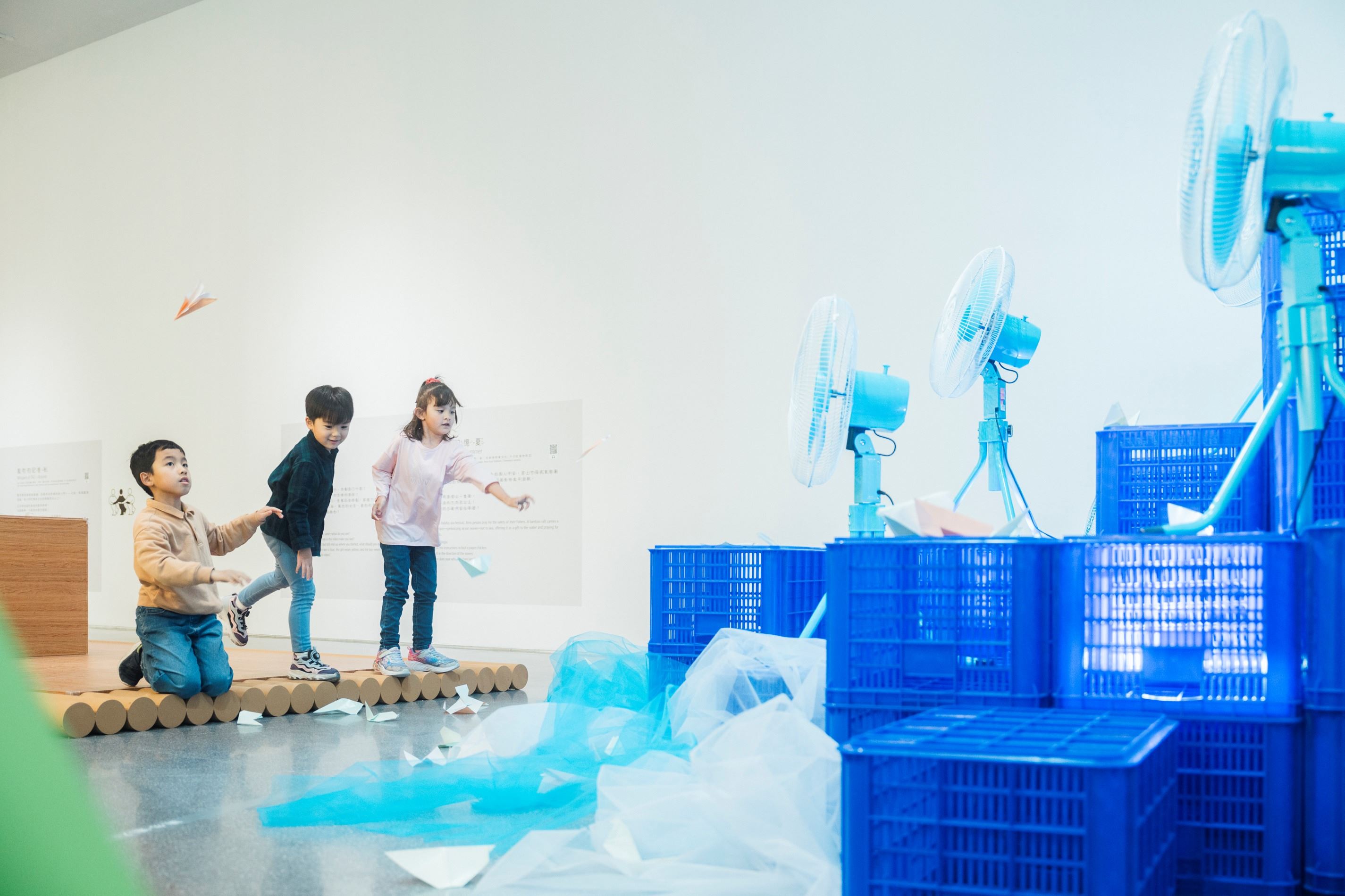 2-故事從『不見的』秋天開始」夏天展區照。(透島影業攝影，桃園市立美術館提供)