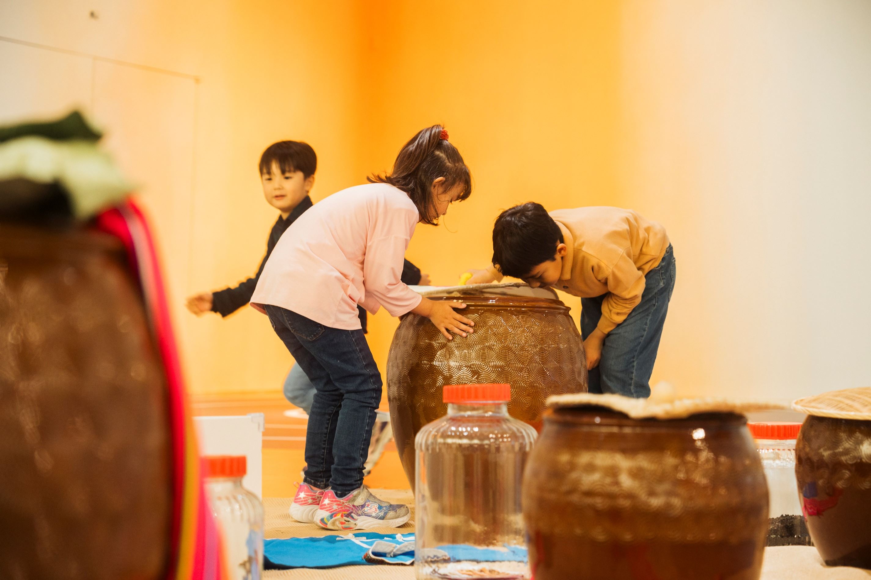 3-故事從『不見的』秋天開始」冬天展區照。(透島影業攝影，桃園市立美術館提供)