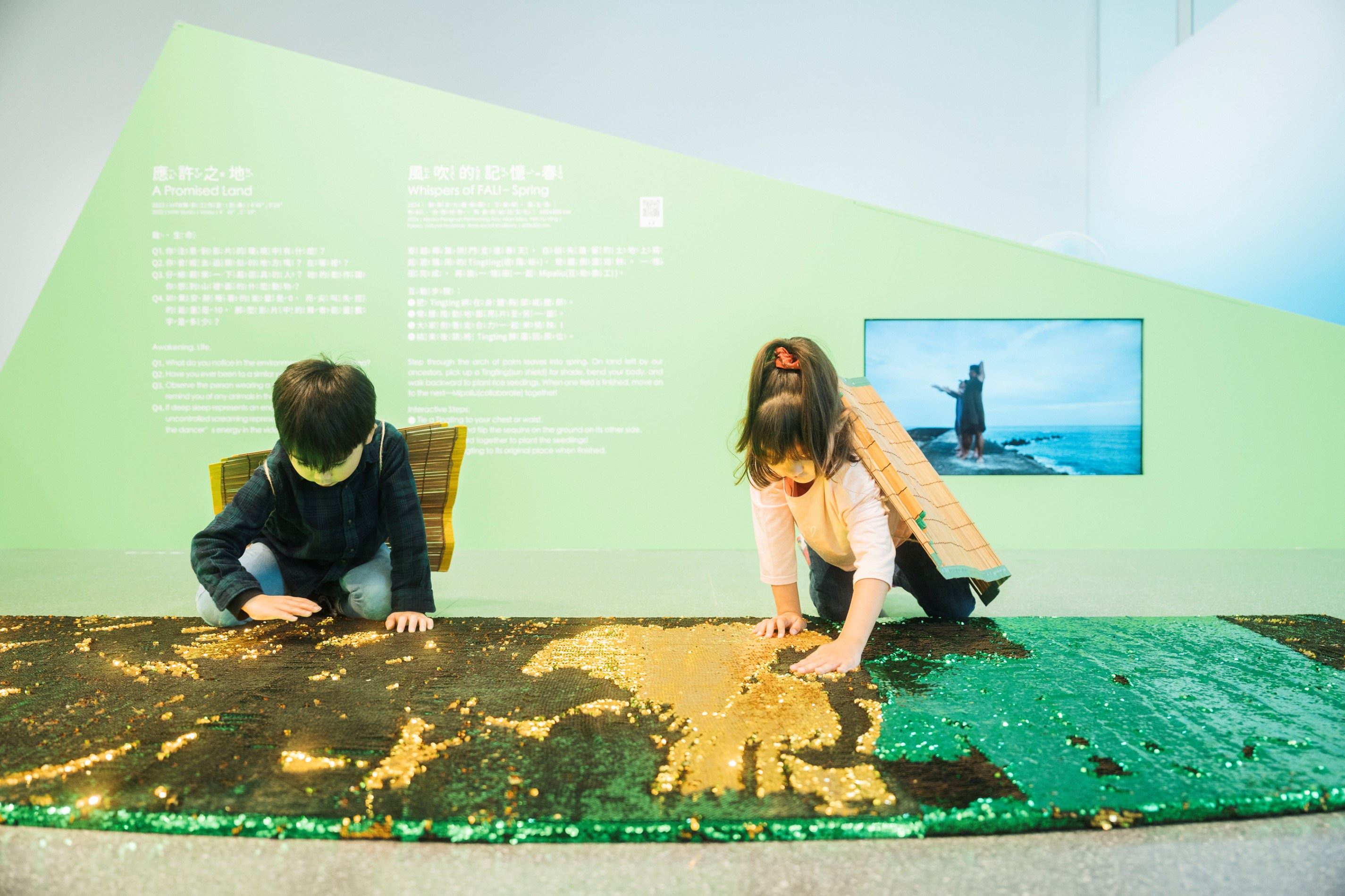 1-故事從『不見的』秋天開始」春天展區照。(透島影業攝影，桃園市立美術館提供)