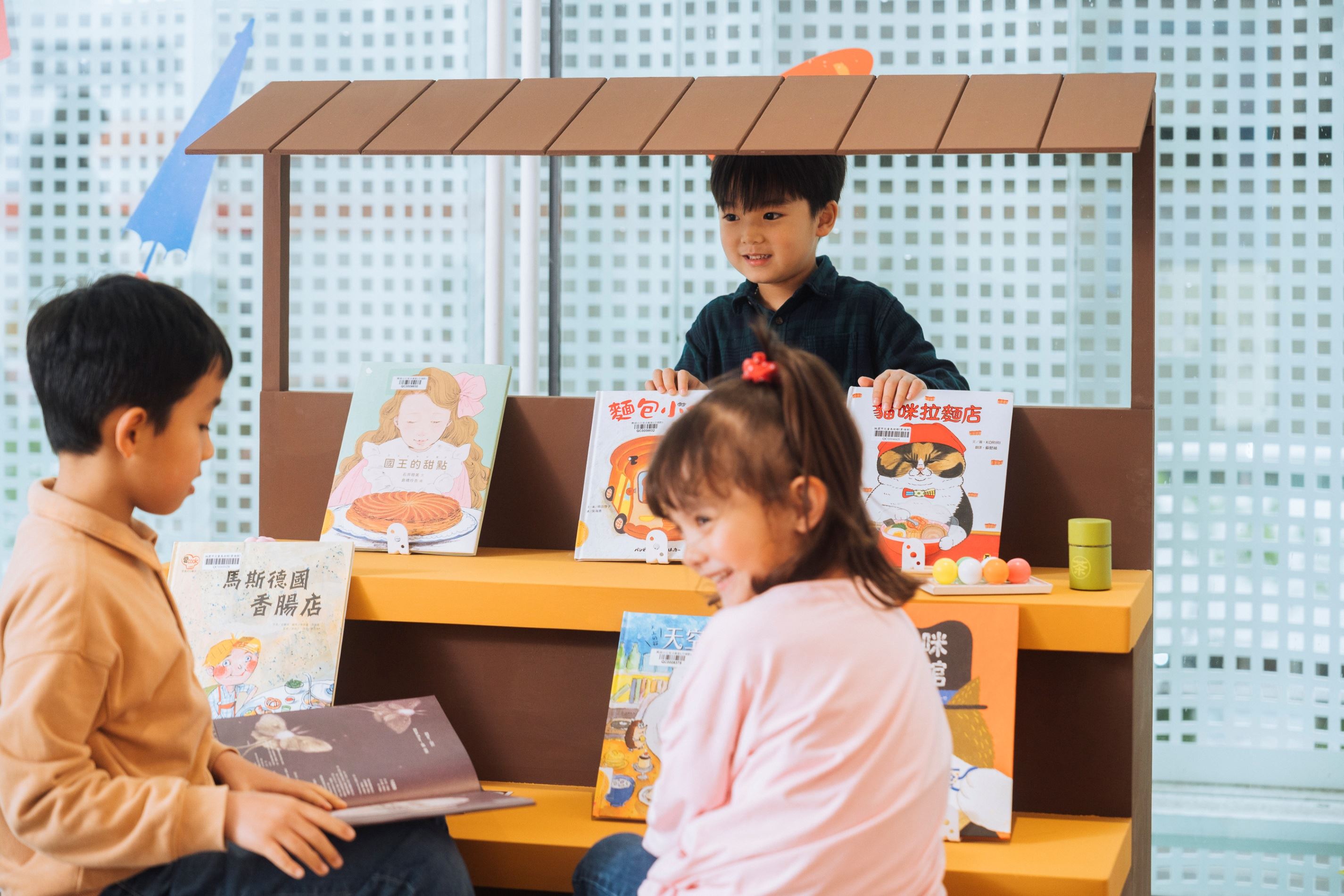 01「什麼都有便利商店—買東西主題書展」現場照片： 賣美食特區，為大家帶來各種多元有趣的食物。(透島影業拍攝，桃園市立美術館提供)