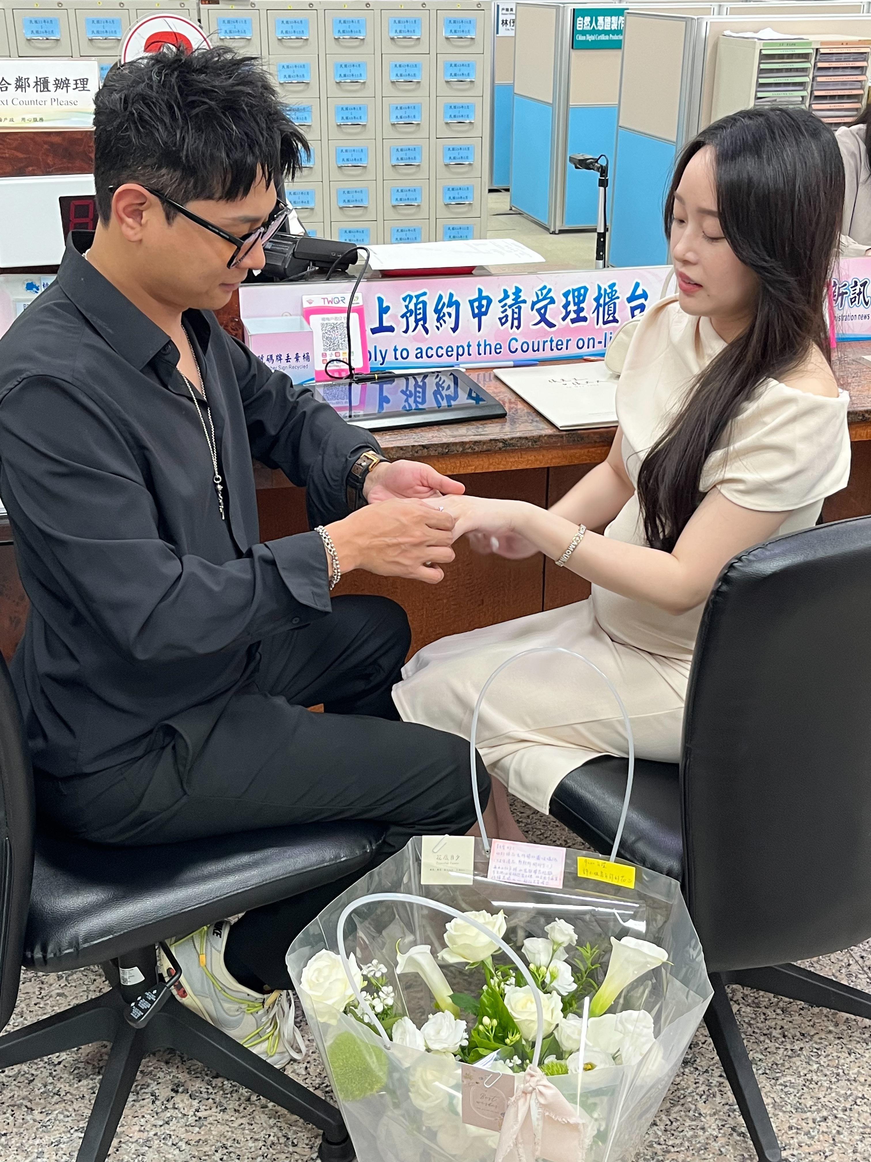 新人戴戒指
