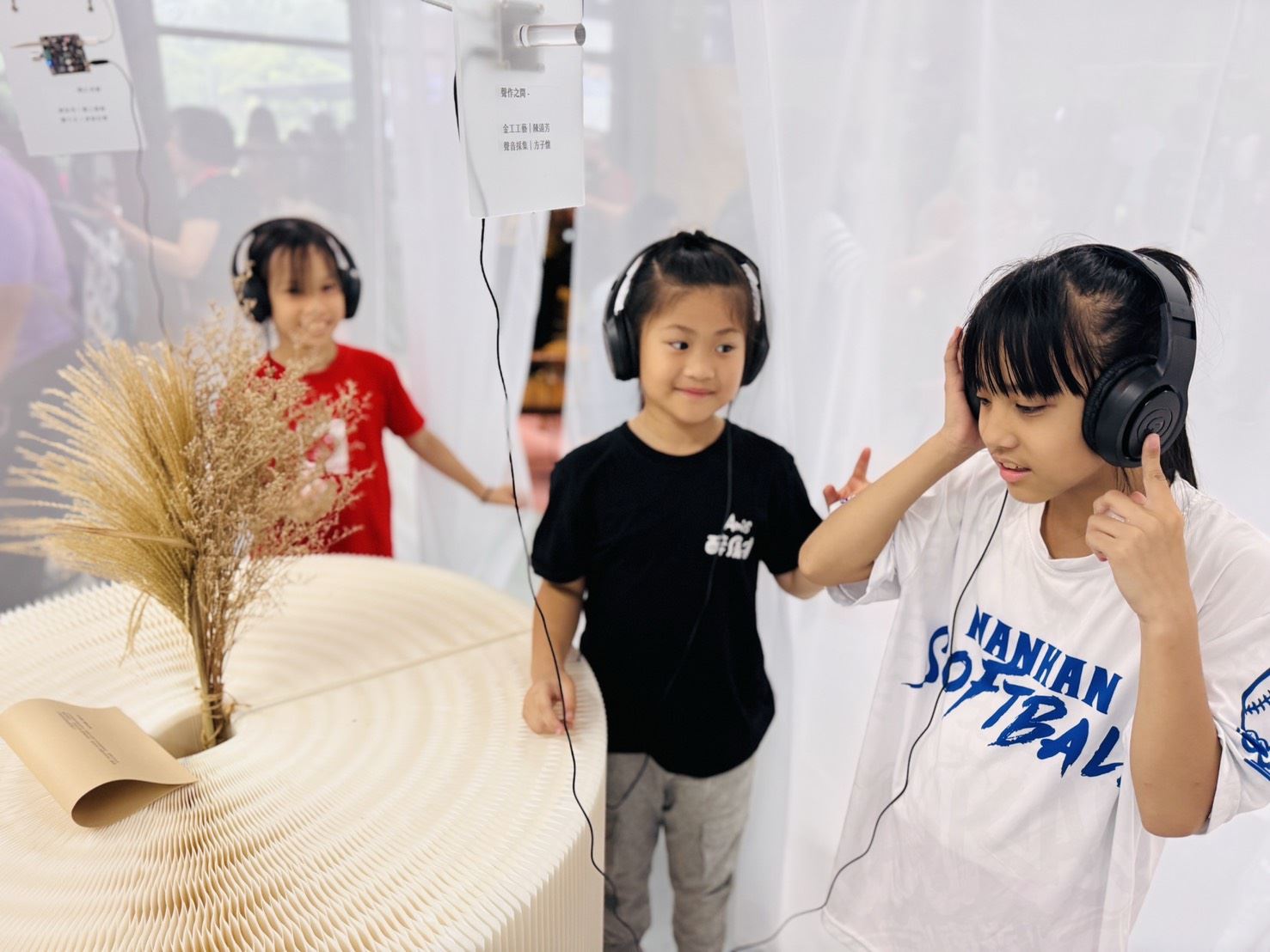 工藝家方子懷作品「聲作之間」,讓小朋友透過聽覺體驗客家工藝不同的聲音