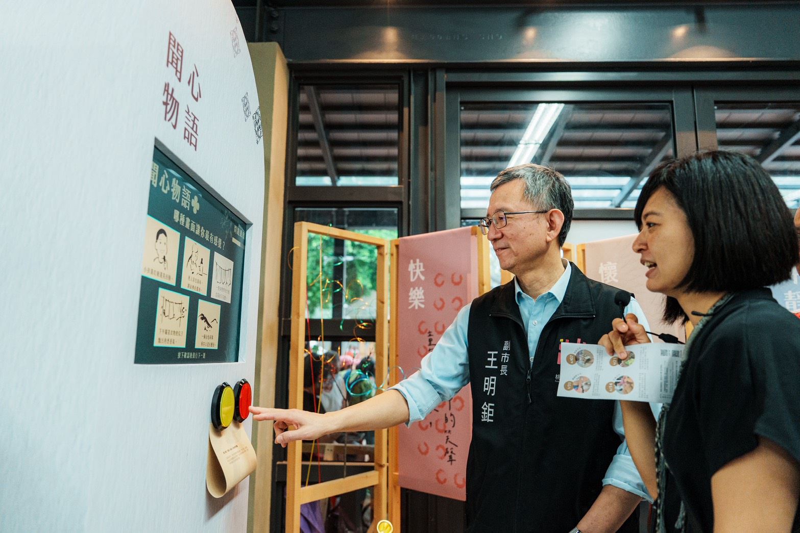 本次工藝特展「技藝×記憶」張卉君策展人進行導覽說明