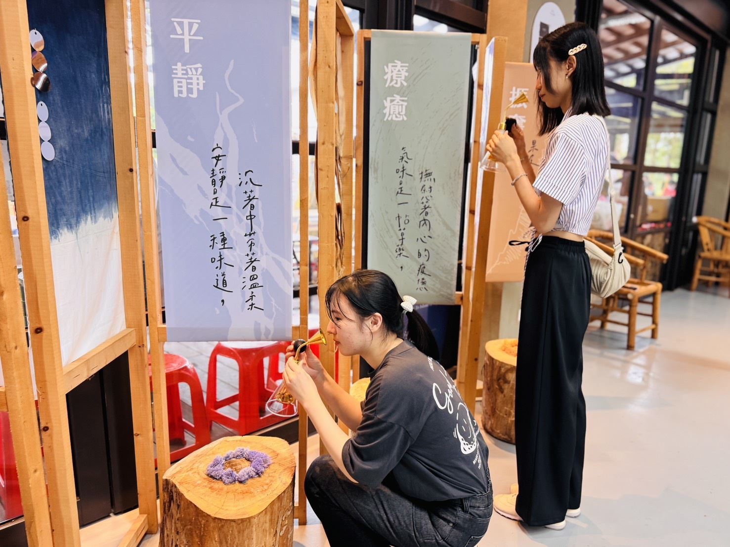 民眾透過「聞心物語」互動裝置,找出屬於自己的心情氣味