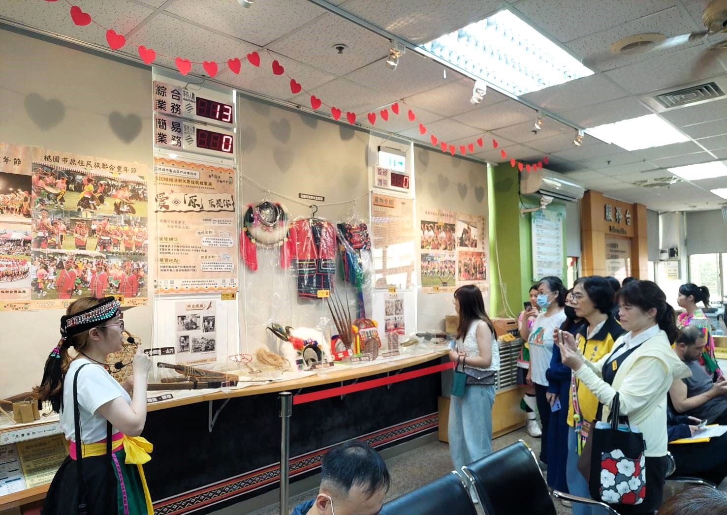 民眾參觀原住民文物檔案展