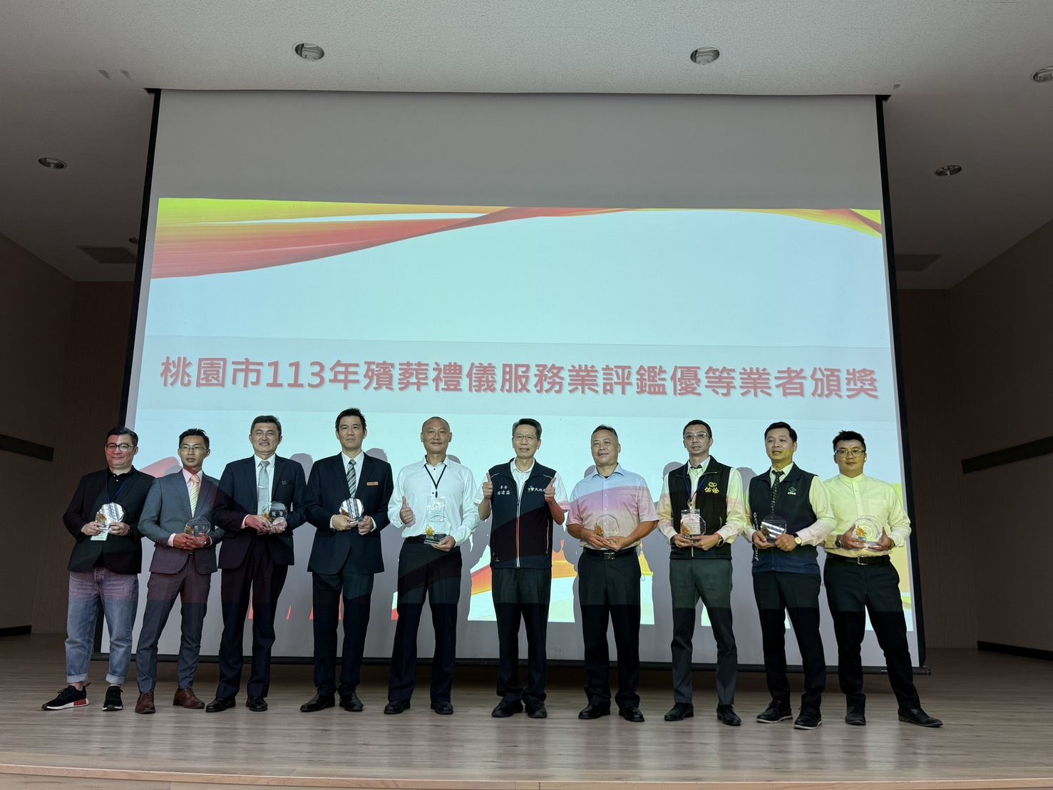 受獎業者與本局游專門委員建盛合影