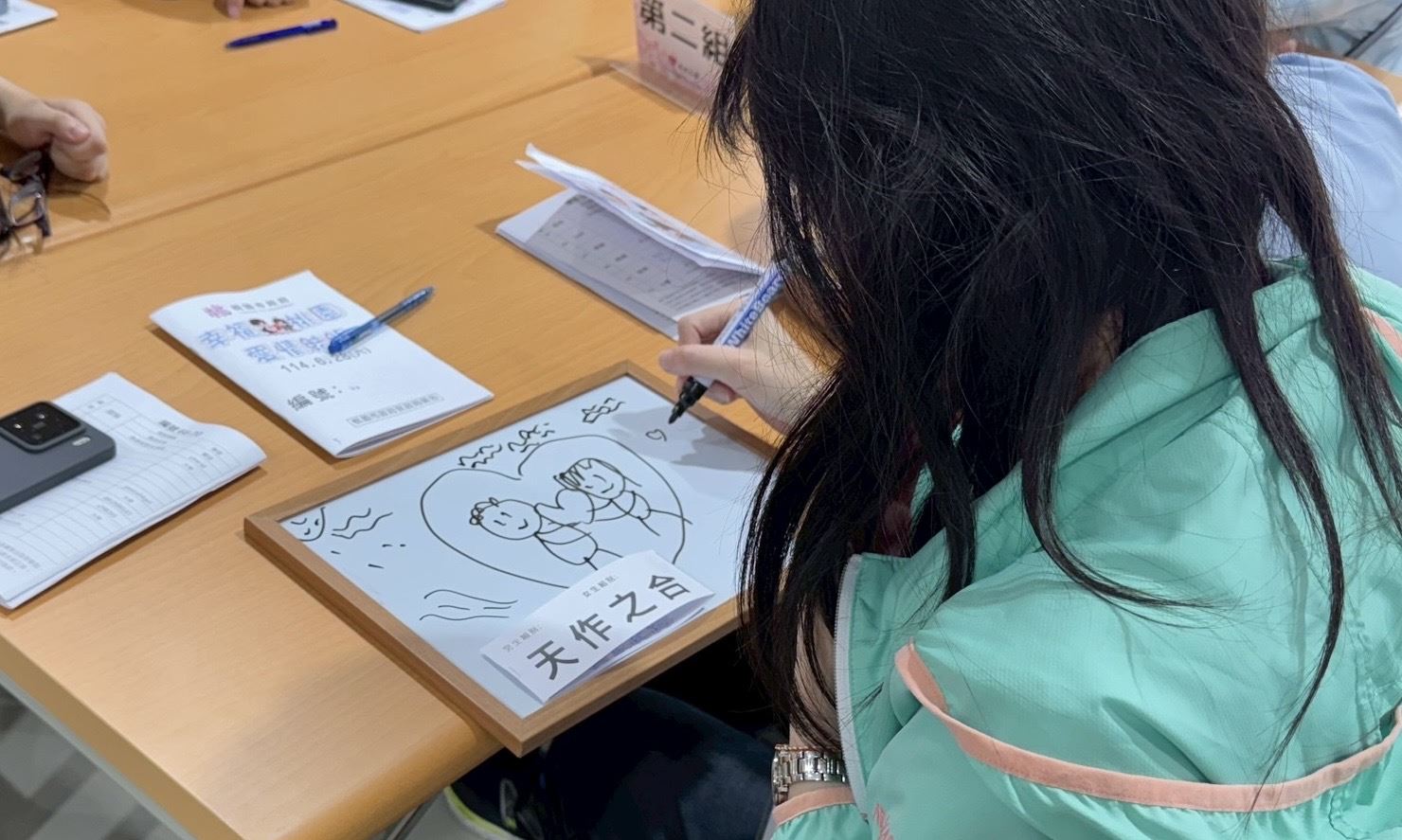 參加人員正投入畫出心中所想