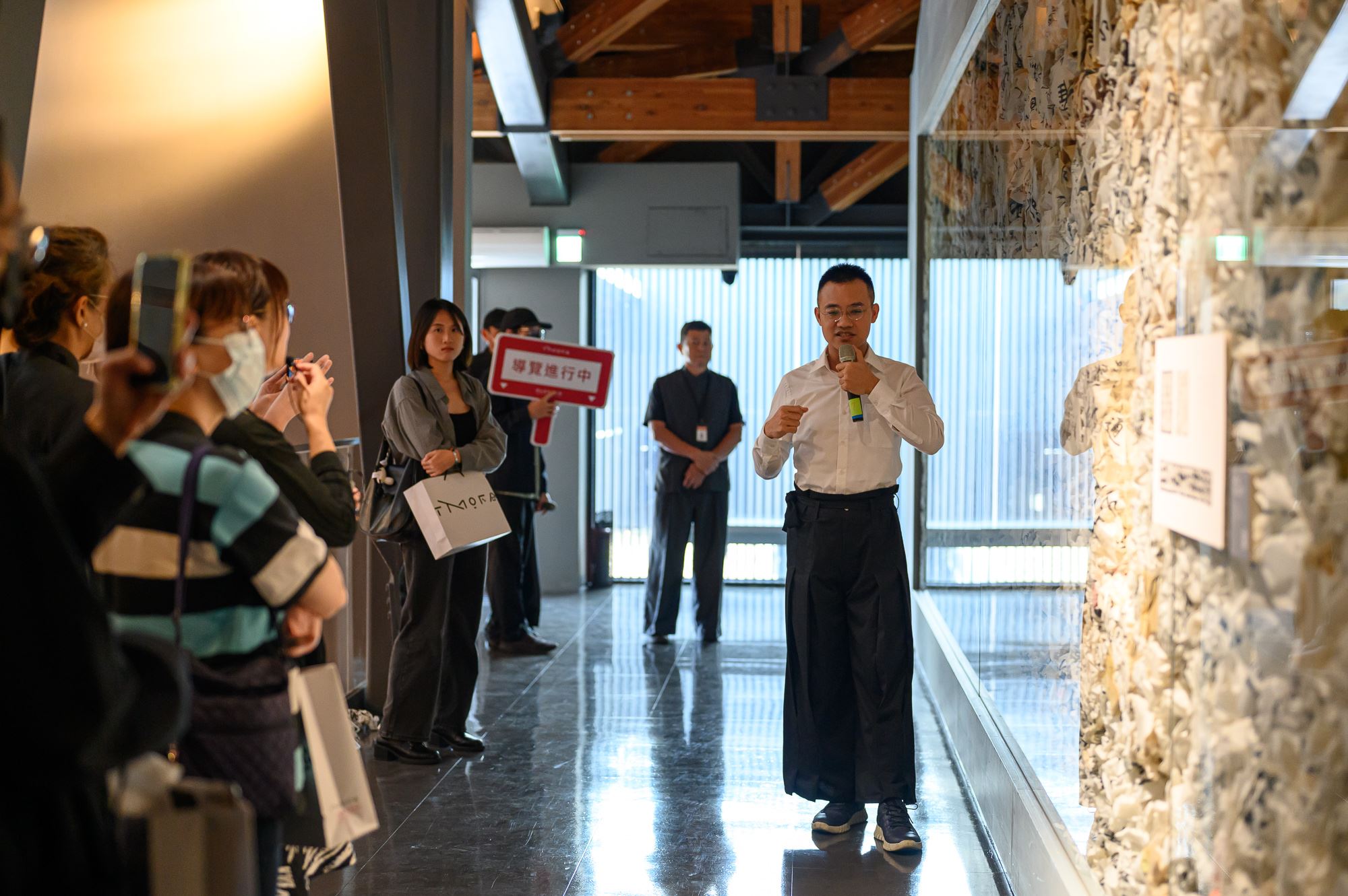 2 橫山書法藝術館「吐了一地的字－文字反芻後的書寫意義．張天健作品展」藝術家張天健導覽照。(ANPIS FOTO王世邦拍攝，桃園市立美術館提供)