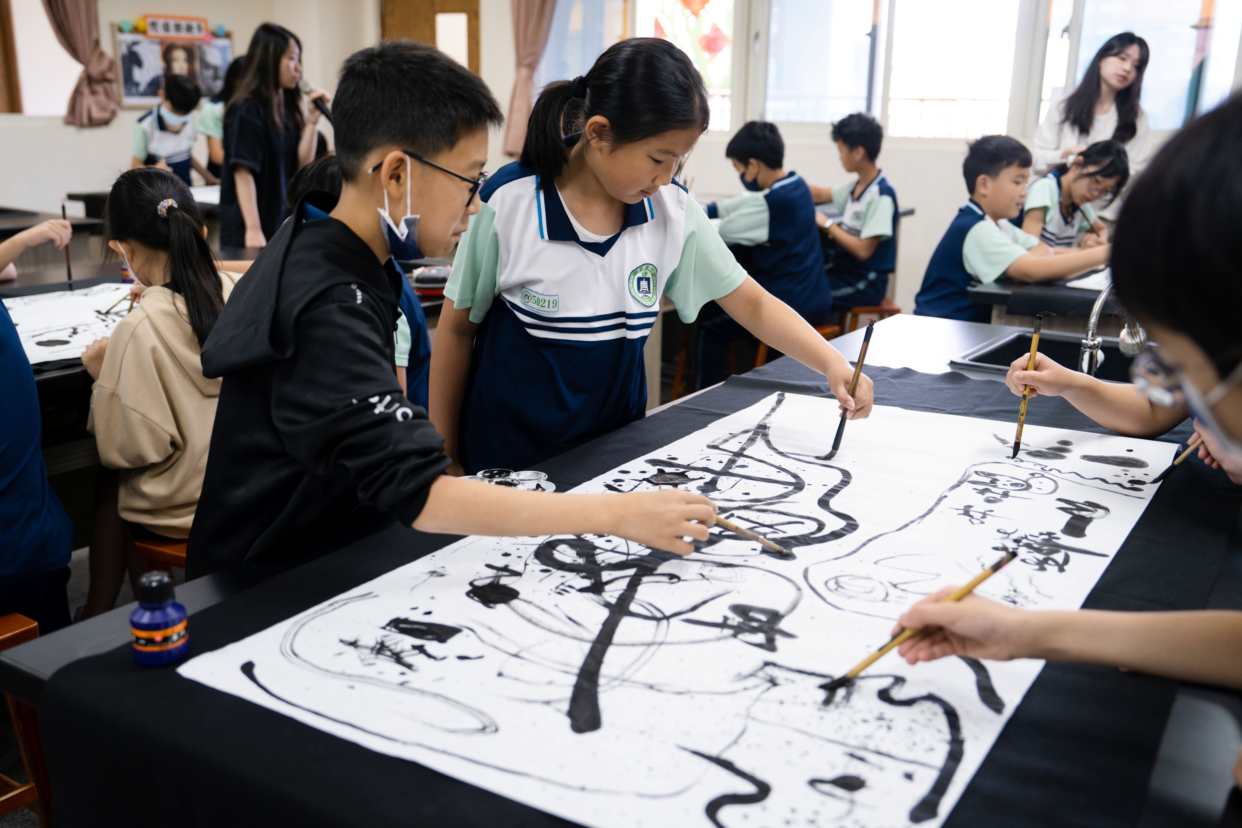 4青園國小學童以書法模擬聲音。(透島影業拍攝，桃園市立美術館提供)