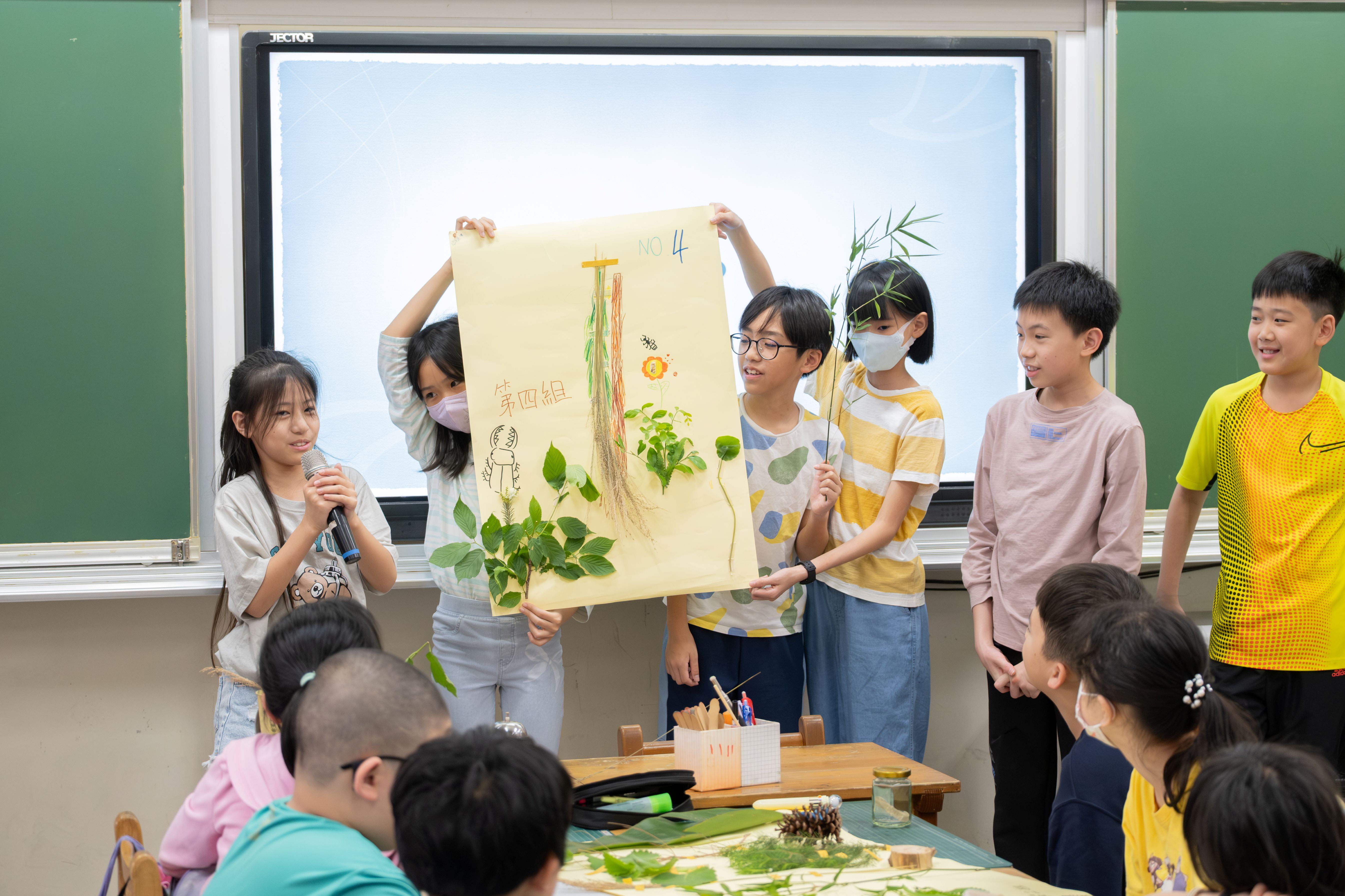 1青埔國小館校課程介紹植物多樣性。(透島影業拍攝，桃園市立美術館提供)
