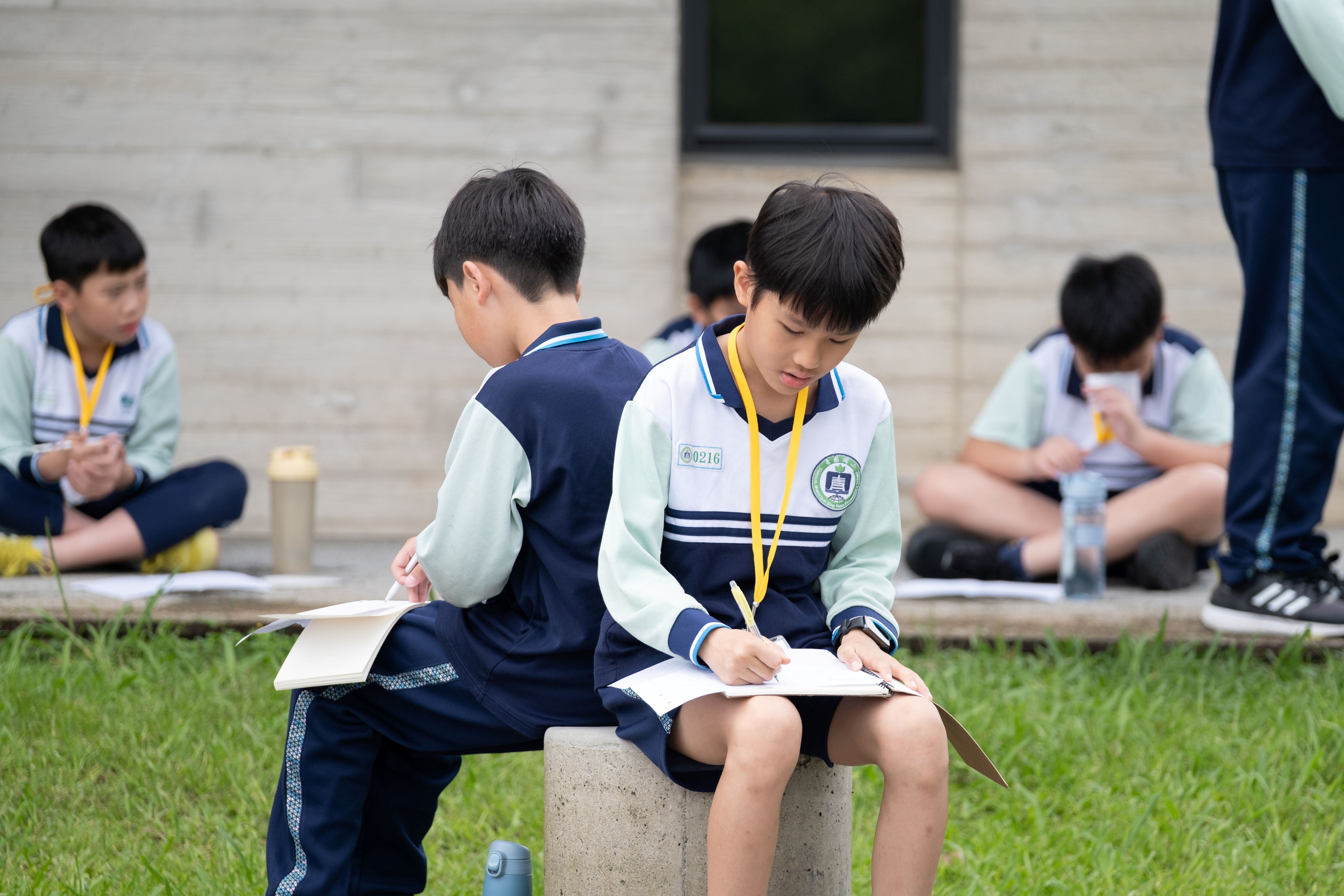 5學童至戶外採集聲音。(透島影業拍攝，桃園市立美術館提供)