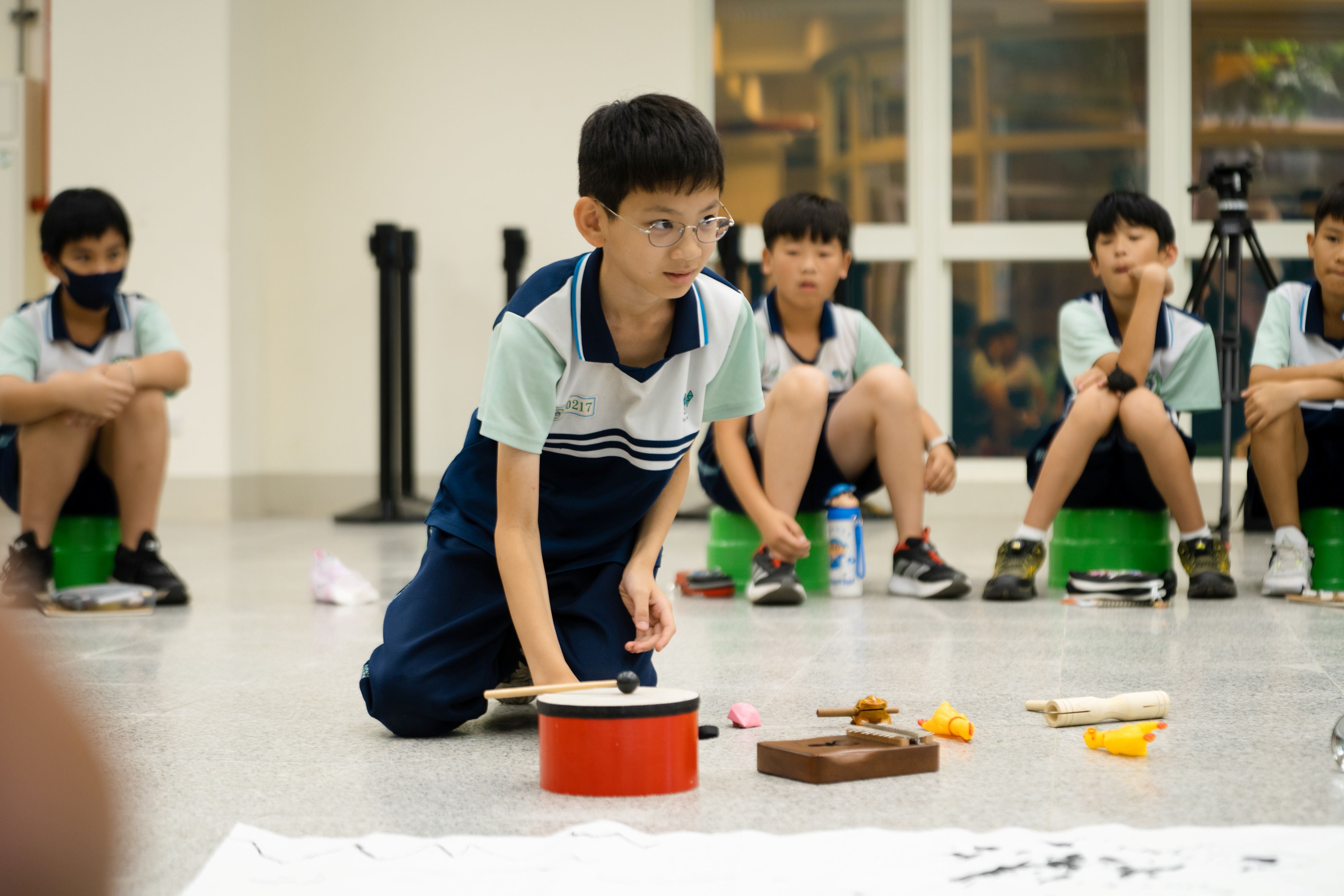 6學童以生活周遭聲音進行即興演奏。(透島影業拍攝，桃園市立美術館提供)