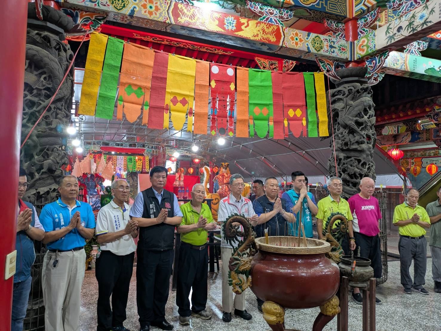 與會人員一同參拜