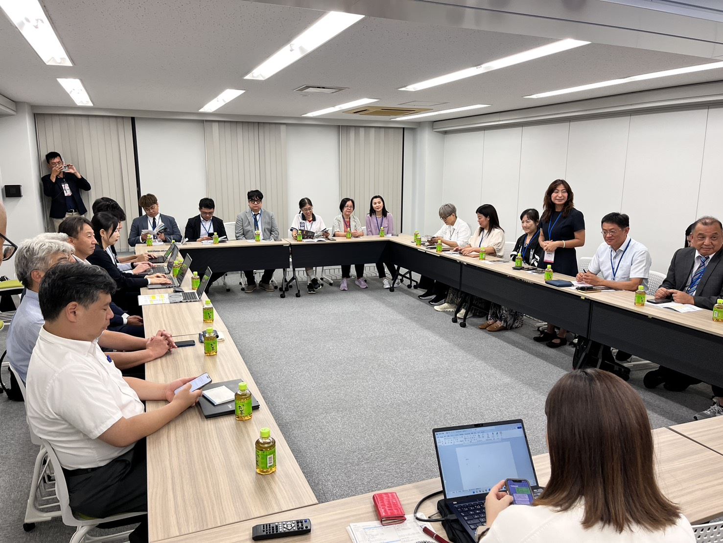 陳靜芳局長帶領桃園旅館業、旅行業、商圈協會及在地業者等，拜會神戶觀光局及在地旅遊業者一同交流，討論未來修習旅行及各方面合作之可能性。