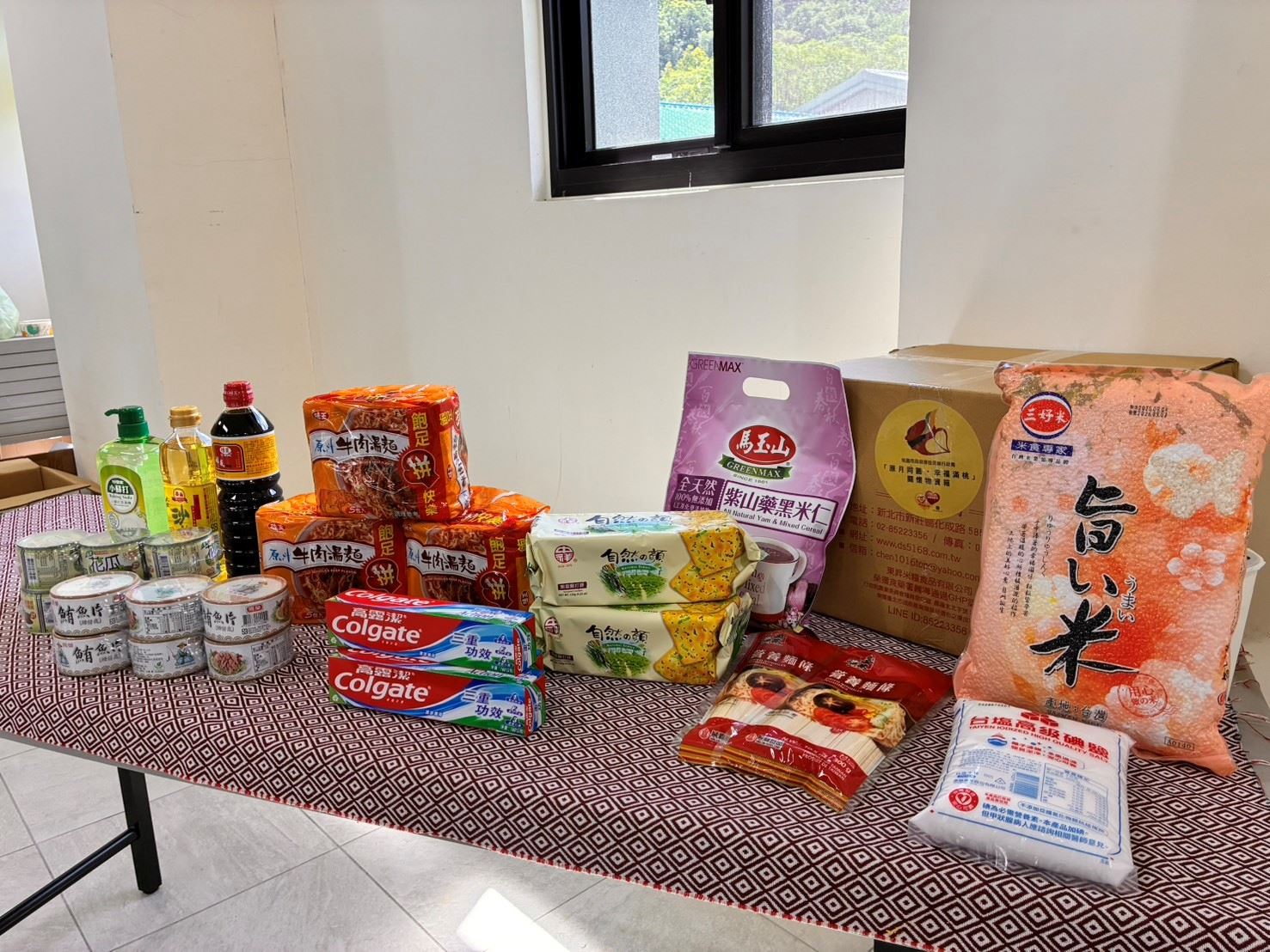 原民局採購300份愛心物資提供給弱勢家庭，感受到中秋的溫暖，一起共渡中秋佳節。