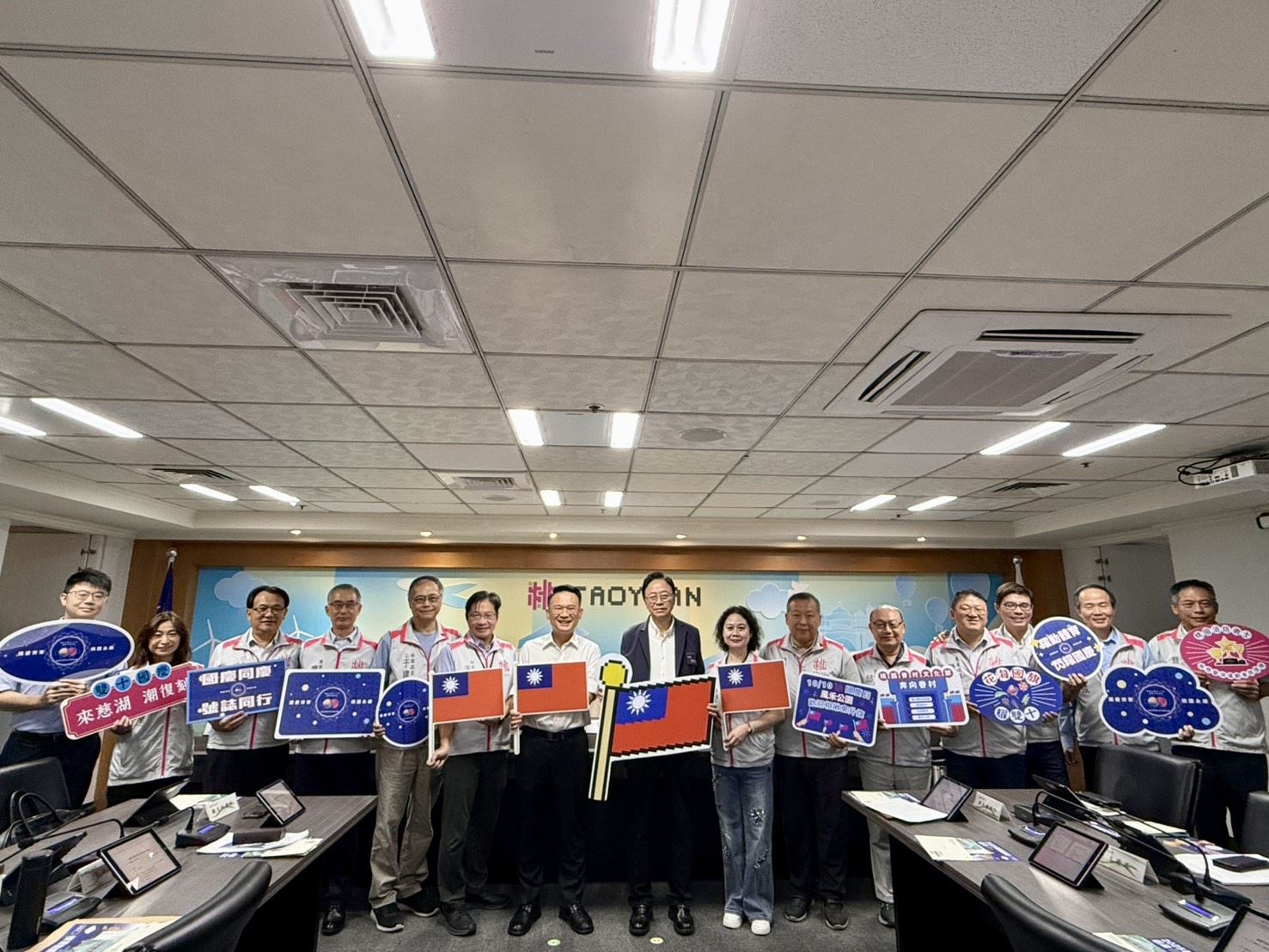 市長與長官一同宣傳國慶升旗活動