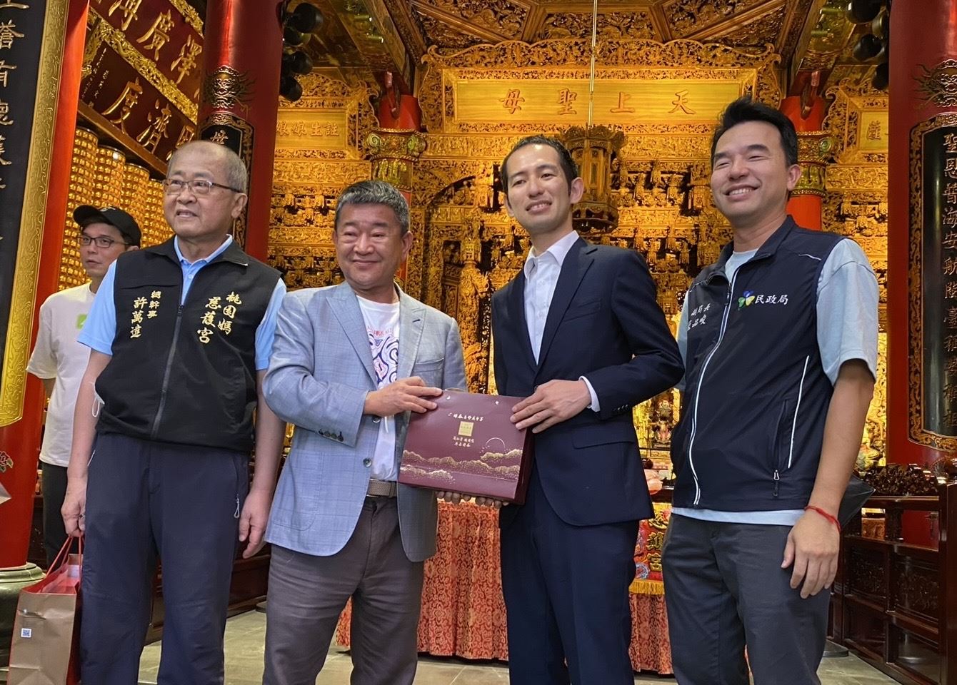 慈護宮主委與樂天桃猿領隊致贈禮品交流