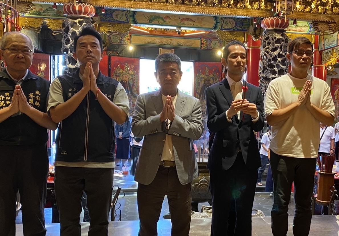 慈護宮主委與樂天桃猿領隊等人共同參拜