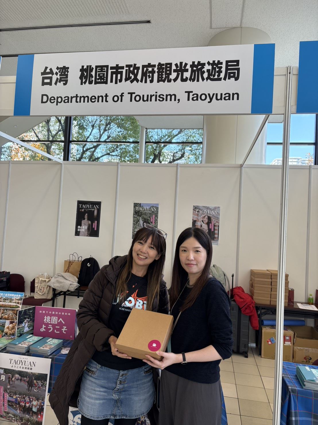 桃園跑者領取「桃園×神戶雙城專屬紀念品」