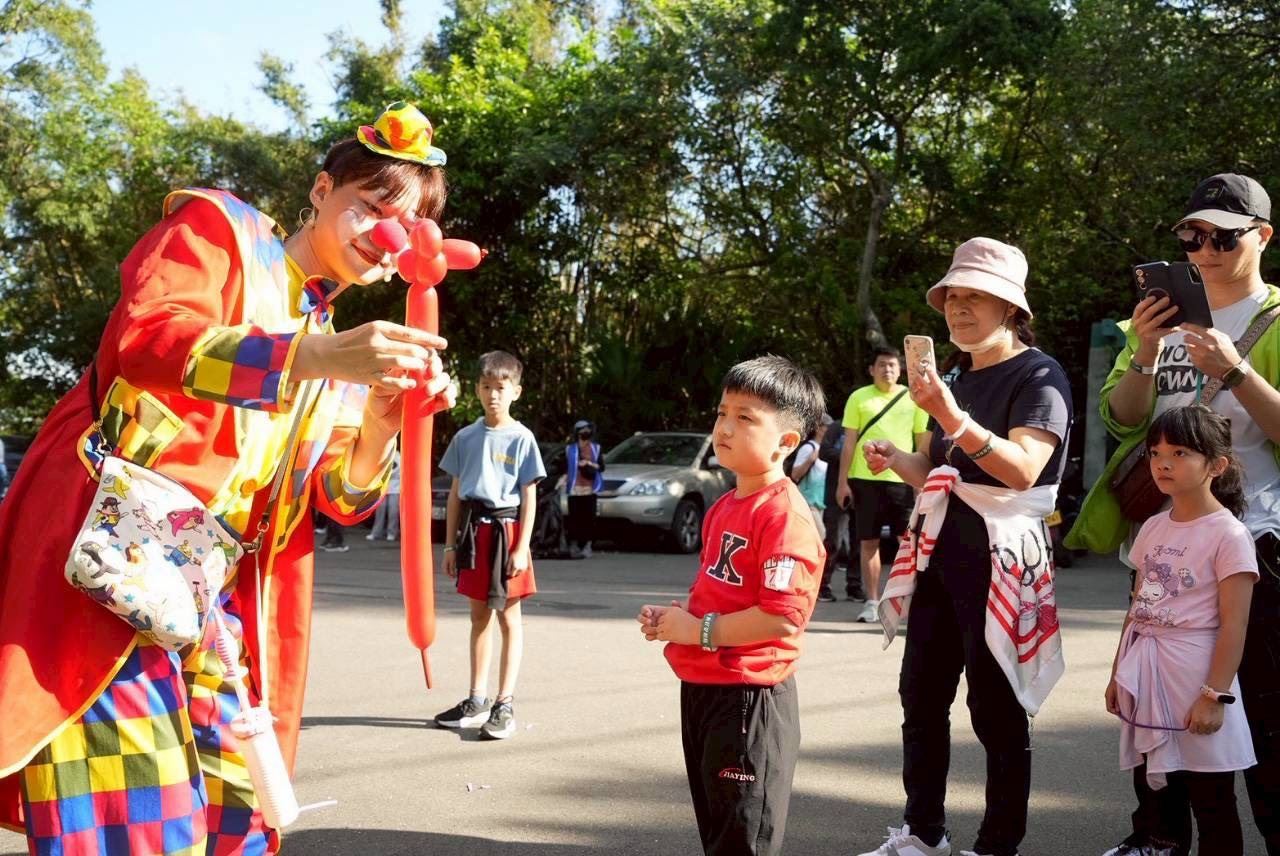 健走活動中途站與民眾互動