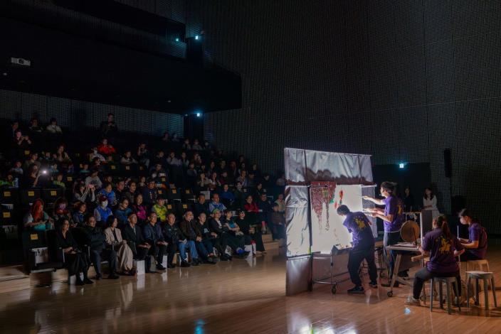 10由影子傳奇劇團帶來開幕演出。(王國豪拍攝，桃園市立美術館提供)