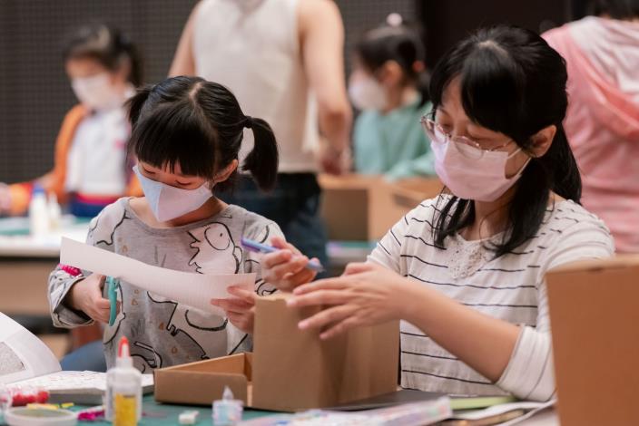 桃園市兒童美術館教育推廣活動，陪伴孩子展開探索。攝影／王國豪，圖片提供／桃園市立美術館。