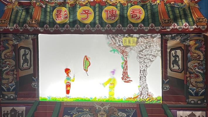 圖2-影子傳奇劇團的皮影戲演出。圖片提供／桃園市立美術館。