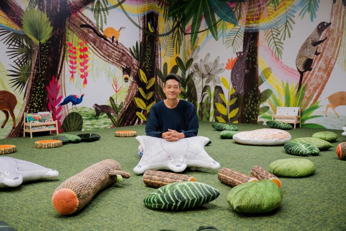 藝術家蘇鈺雄與作品〈平靜的森林〉(圖片提供／桃園市立美術館｜新加坡國家美術館)
