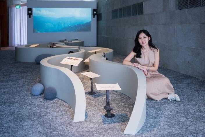 藝術家許雁婷與作品〈河走過的地方〉(圖片提供／桃園市立美術館｜新加坡國家美術館)