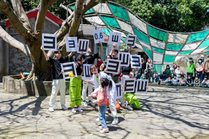 敦青舞蹈團帶來《魔鏡魔鏡告訴我》 。(桃園市立美術館提供)