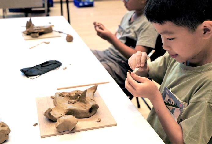 2孩子參與兒美館教育推廣活動，透過藝術探索差異與共融。桃園市立美術館提供。