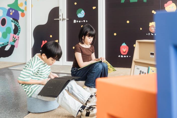 5孩子於「尋找好朋友」共融主題書展閱讀繪本，透過故事認識友誼與陪伴。透島影業拍攝，桃園市立美術館提供。