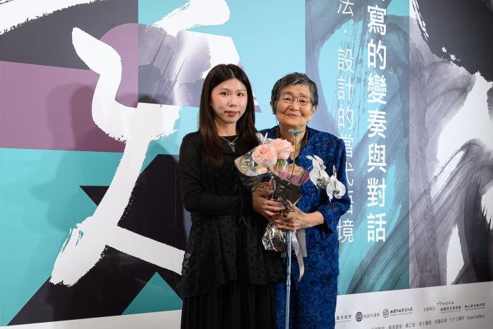 參展藝術家吳祈禕獻花給荒野洋子，象徵跨越世代和領域的交流