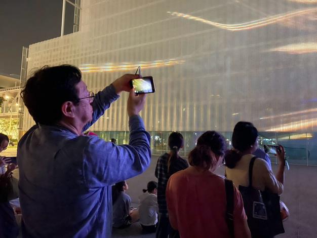 6 Sony集團首席技術長北野宏觀賞《城市之鏡》展演，感受光影與建築交織的現場體驗。圖片提供／桃園市立美術館。