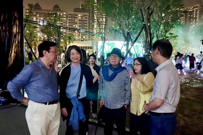 5 建築師山本理顯與Sony集團首席技術長北野宏明親臨現場感受科技與建築光雕共振的魅力。圖片提供／桃園市立美術館。