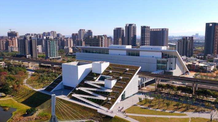 1 桃園市兒童美術館(左)與桃園市立美術館總館(右)獨特的「山丘」造型設計，形塑出極具識別度的「城市之門」。攝影／片子國際；圖片提供／桃園市立美術館。