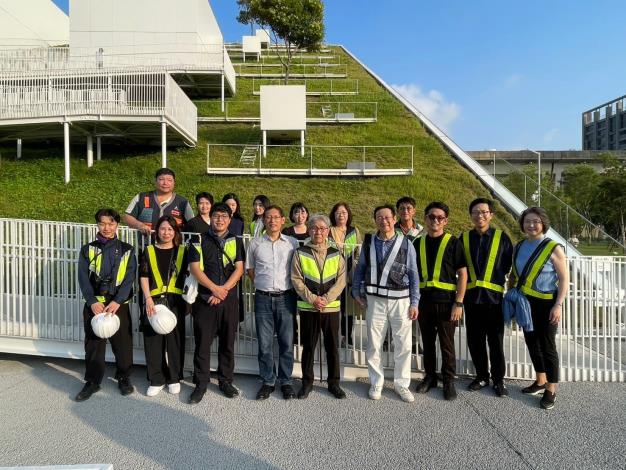 2 台日團隊合影，建築師山本理顯(中)、Sony集團首席技術長北野宏明(前排右4)、桃美館館長林詠能(前排左4)。圖片提供／桃園市立美術館。