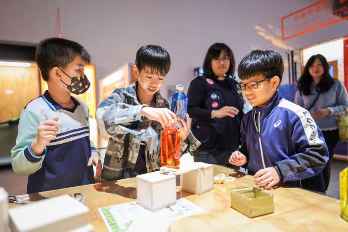 小朋友挑戰展區內各式工作坊