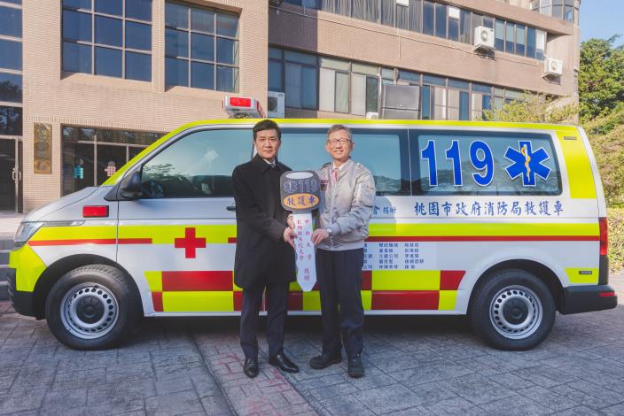 桃園副市長王明鉅代表受贈「國立中央大學 EMBA 校友同學會」捐助的救護車