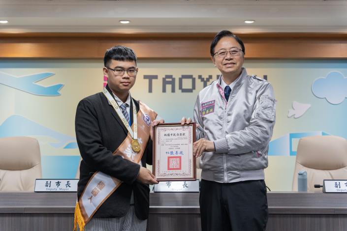 啟英高中資訊科學生林家佑榮獲「第2屆亞洲技能競賽」青少年機器人組金牌