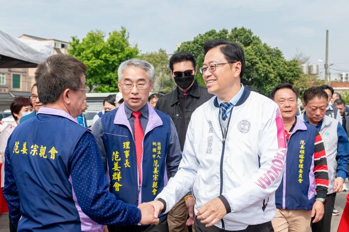 張市長與范姜宗親會員握手致意