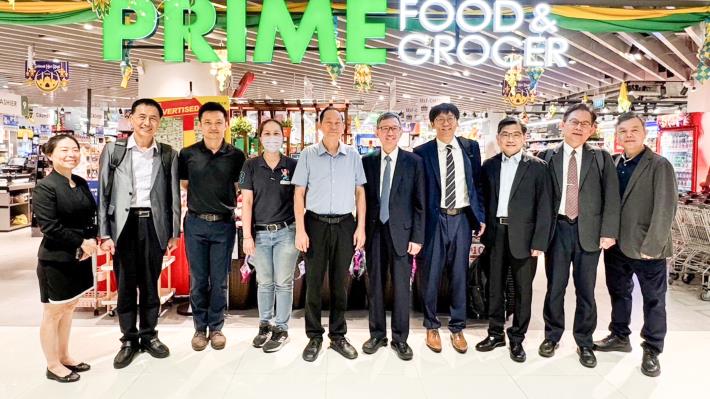 市府團隊與陳逢坤總裁於百美超市合照