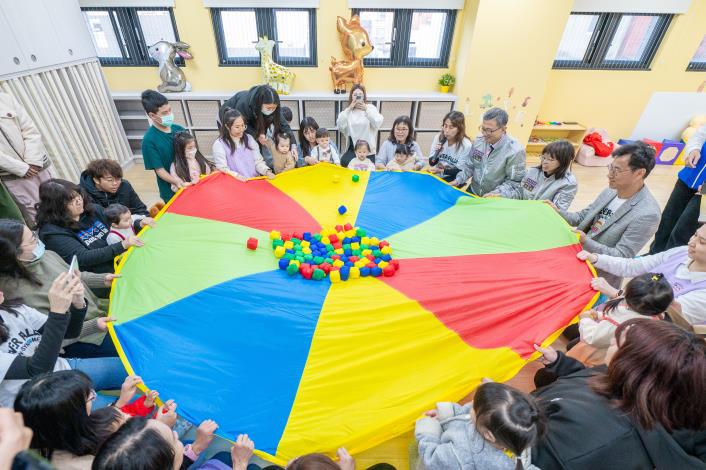 王副市長與家長、孩童及貴賓們體驗「氣球傘」