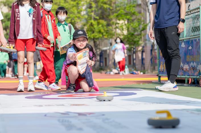 桃園市首屆「幼兒園 STEAM 教育嘉年華」活動於今(113)年3月舉辦，小朋友體驗地板冰壺