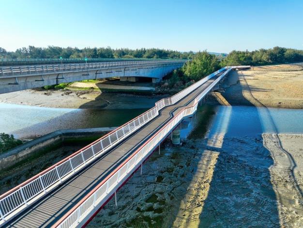 「雙新自行車道跨橋」總長230公尺