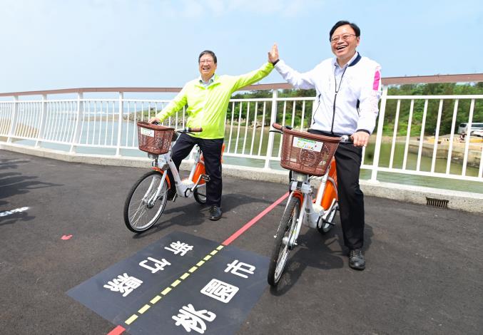 張市長與新竹縣長楊文科今日開心啟用雙新自行車道