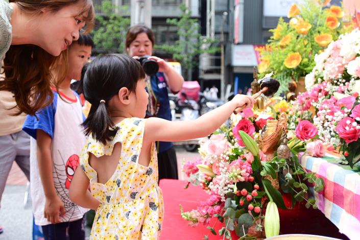 孩童體驗泰國浴佛文化