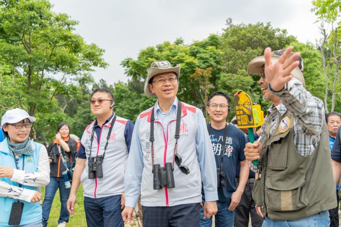 桃園市野鳥學會總幹事吳豫州帶領市長與貴賓進行生態導覽解說